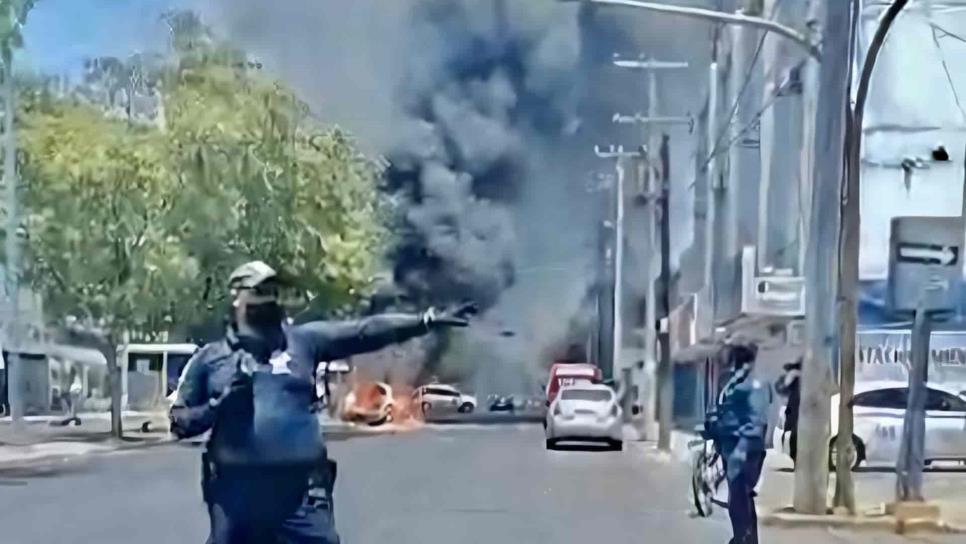 Se incendia vehículo en pleno centro de Culiacán