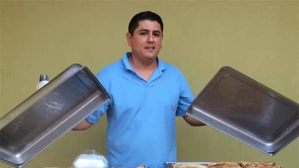 Armando Olguín y su eleboración de burritos.