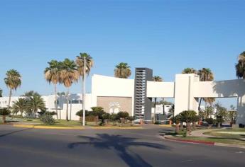 Se plantan transportistas en casa de empresario, exigen pago de deuda