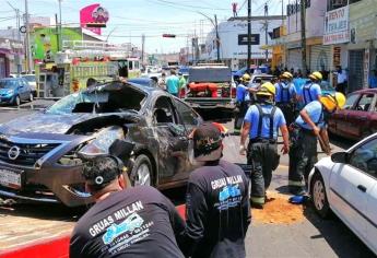 Choque ocasiona aparatosa volcadura de vehículo en Culiacán