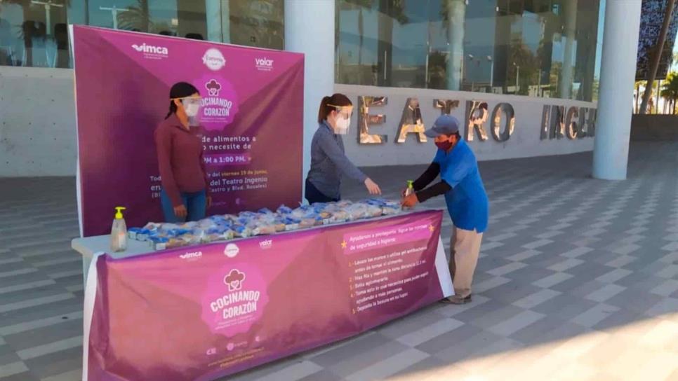 Cocinan de corazón y dan comida gratis a quien lo necesite