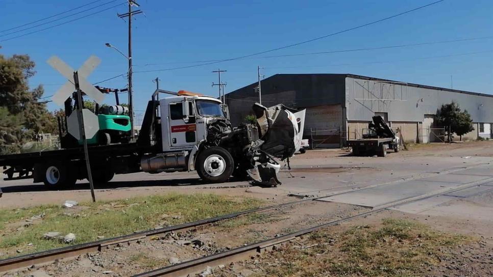 Tren embiste a tráiler que intentó ganarle el paso en Los Mochis