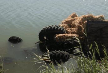 Cae tractor al Canal Alto, cerca del ejido Campo 38