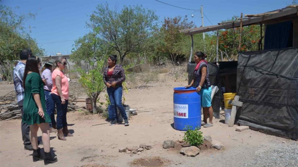 Entrega JAPAMA tambores de 200 litros a familias de Goros Viejo