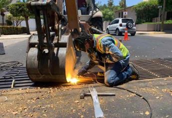 Reparan rejillas en Culiacán previo a la temporada de lluvias