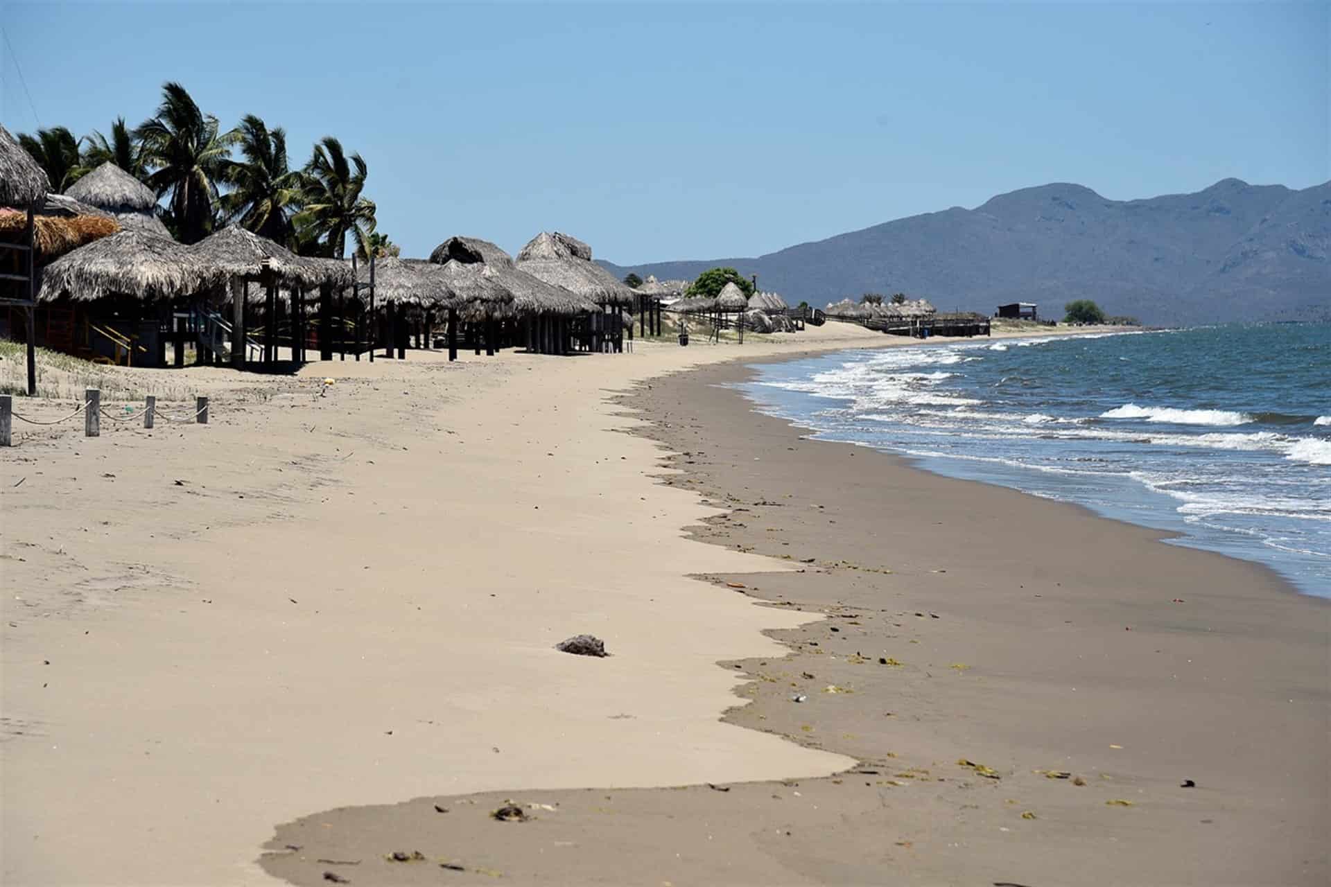 Prohibido bañarse y pasear en playa de El Maviri; sólo se puede ir a restaurantes