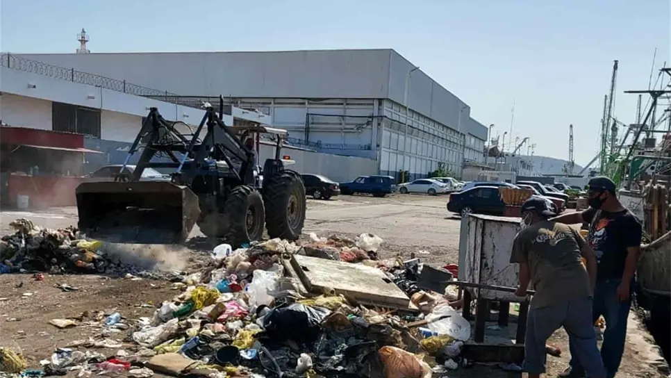 Retiran alrededor de 100 t de basura del muelle pesquero de Mazatlán