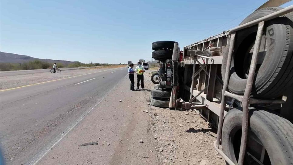 Vuelca tractocamión en los Cerros de Barobampo