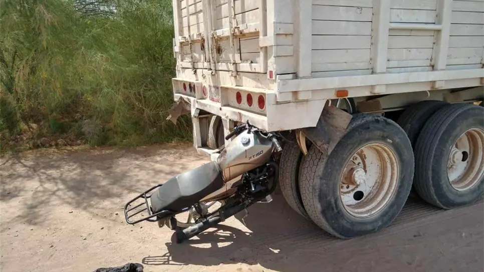 Dos motociclistas lesionados tras chocar contra un tráiler