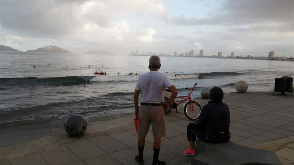 Madrugan bañistas tras apertura de playas en Mazatlán