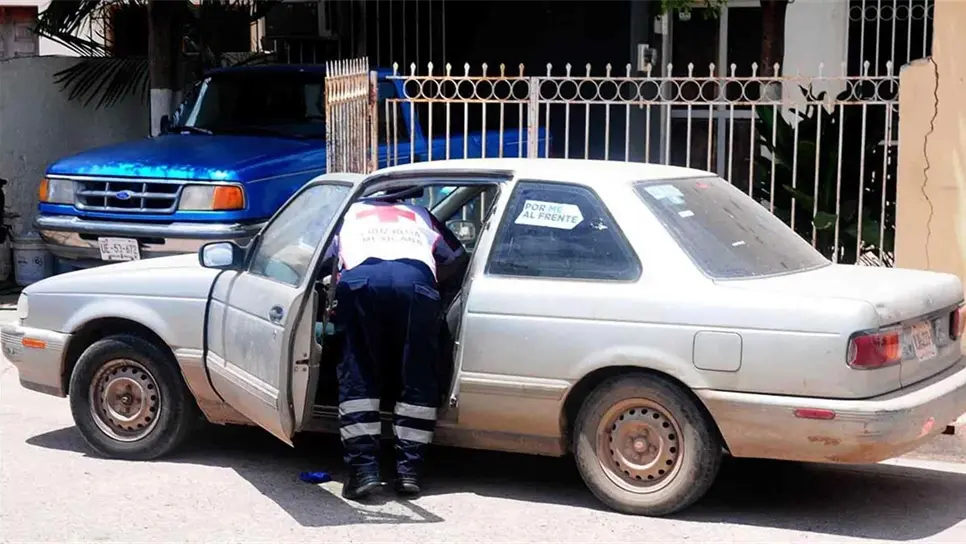Localizan a un hombre sin vida en un vehículo en Guamúchil