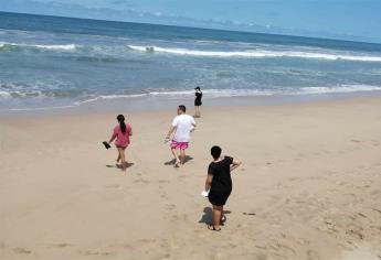 Familias acuden a la playa, en pleno tiempo de verano y del Covid-19