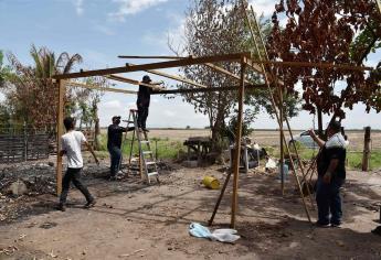 Entregan material rústico para reponer casa quemada en Ohuira