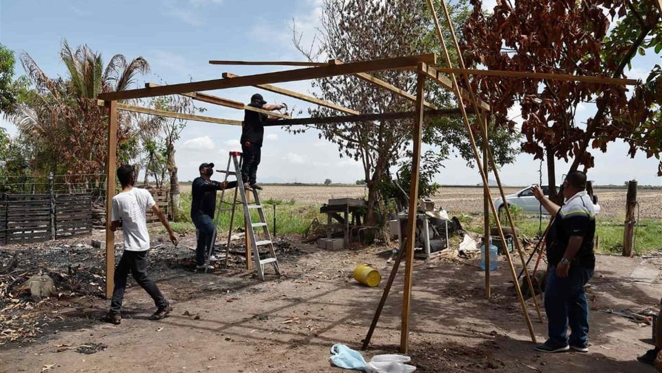 Entregan material rústico para reponer casa quemada en Ohuira