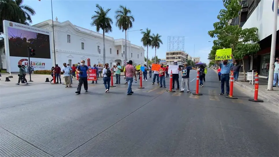 De nuevo bloquean la Obregón, comerciantes exigen se quiten muros de concreto