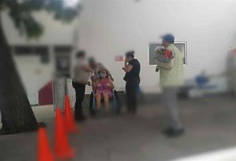 Supera el Covid y cirugía de un tumor; su esposo la recibe con un ramo de rosas