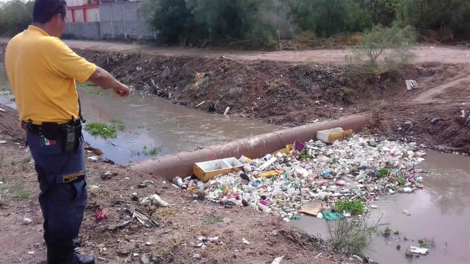 Hasta 36 horas de cárcel a quien tire basura a drenes en Ahome