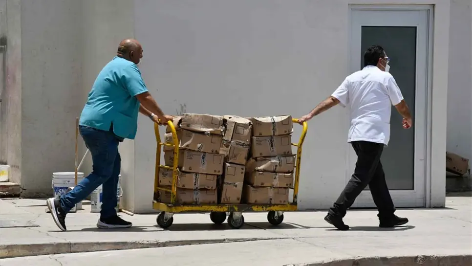 Entrega Ayuntamiento de Ahome pollo para personal del HG de Los Mochis