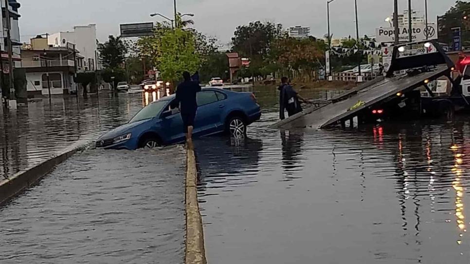 Reportan cinco vehículos varados durante lluvias en Mazatlán