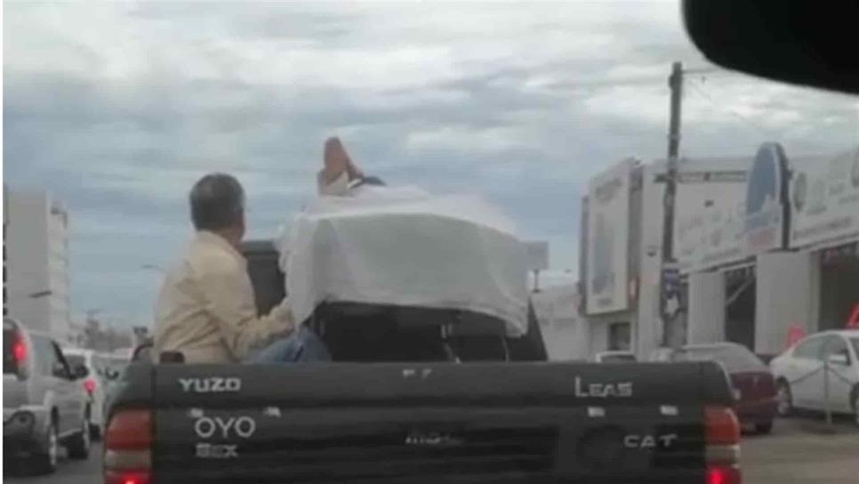 Captan traslado de un paciente en la caja de una camioneta