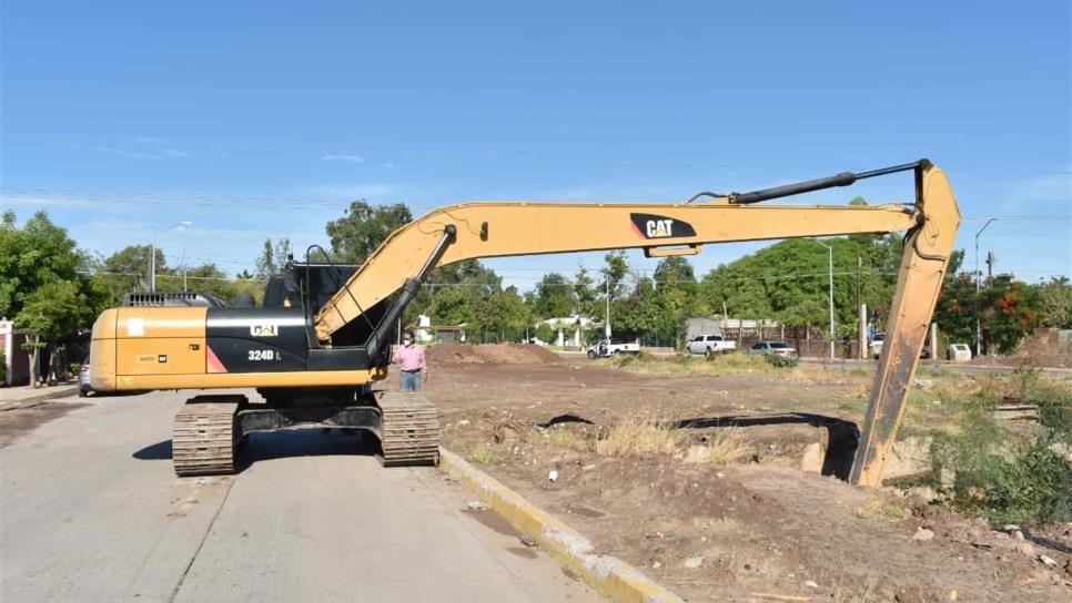 Limpian el Dren San Joachín para prevenir inundaciones en Guasave