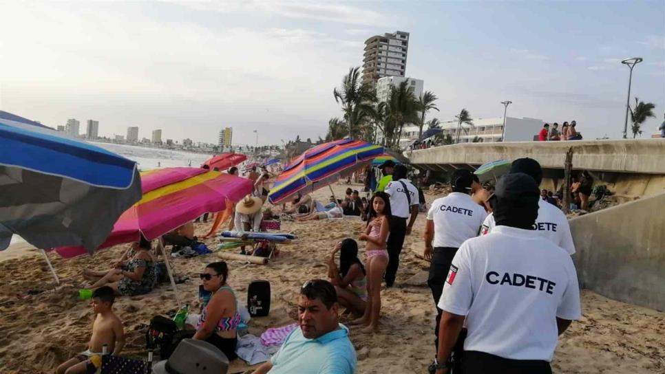 Restringen entradas a playas de Mazatlán por exceso de bañistas