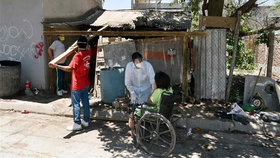 Le llevan una despensa y detectan que vivía en situación de riesgo