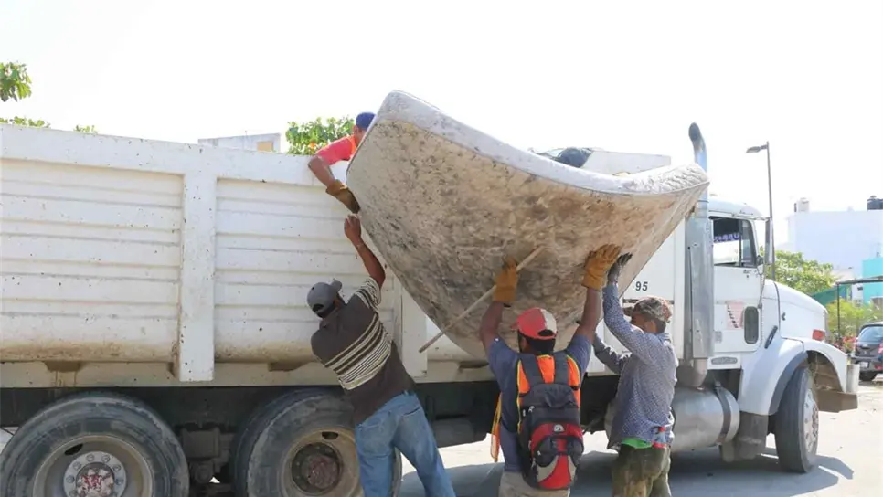 Como medida preventiva, Salud lleva a cabo las jornadas de descacharrización. FOTO: Cortesía.