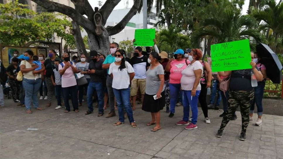 Se manifiestan familias de asentamientos irregulares en Mazatlán