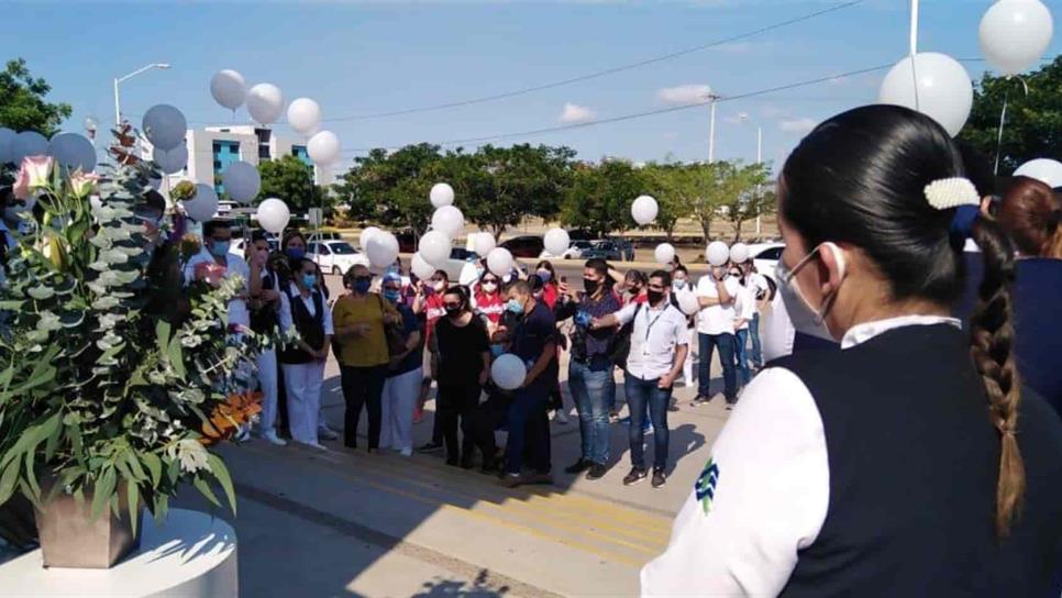 Con globos blancos despiden a enfermera fallecida de Covid en Culiacán