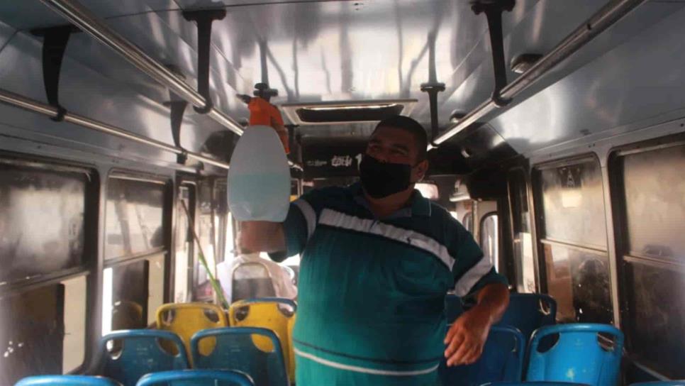 Desinfectan camiones urbanos en Los Mochis