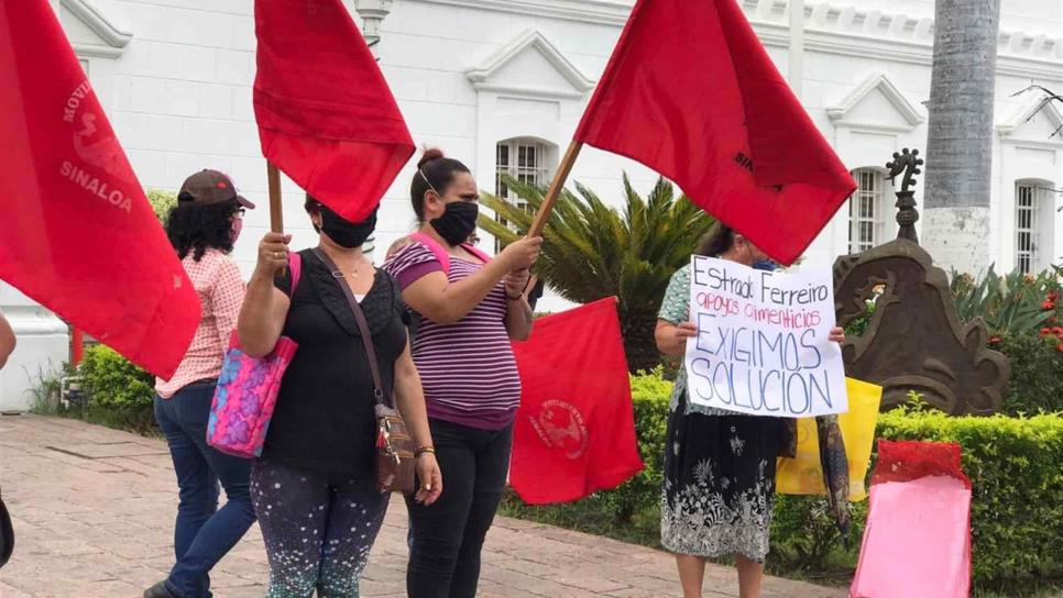 Reclaman apoyos en el Palacio Municipal de Culiacán
