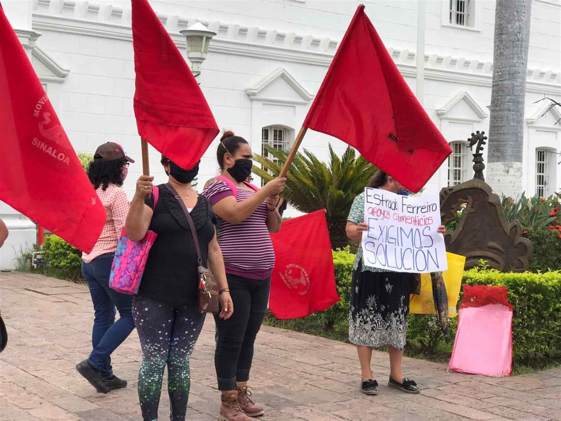 Reclaman apoyos en el Palacio Municipal de Culiacán
