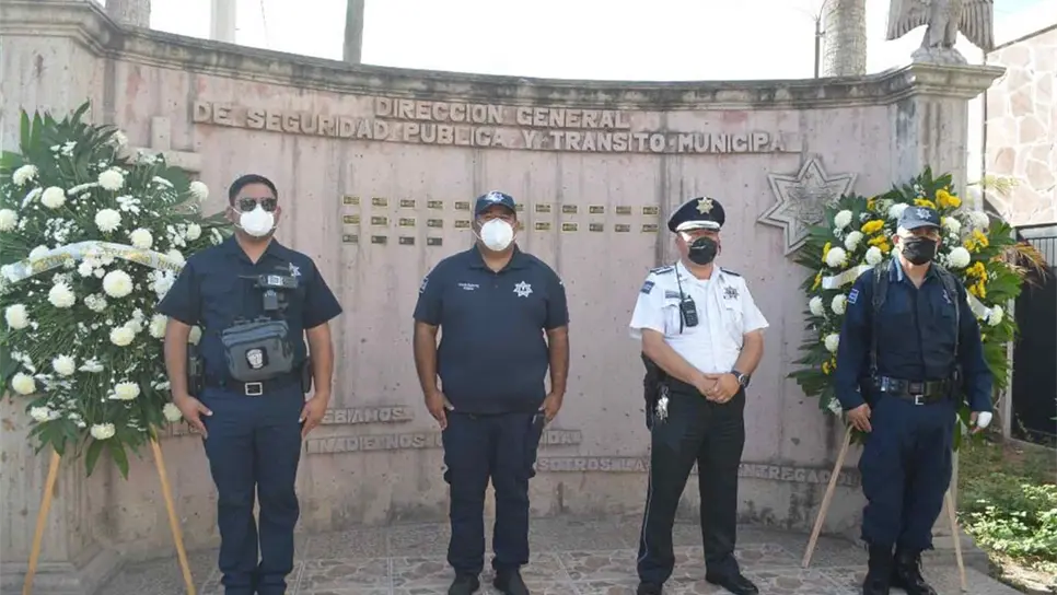 Con ofrenda floral y guardia de honor recuerdan a policías caídos