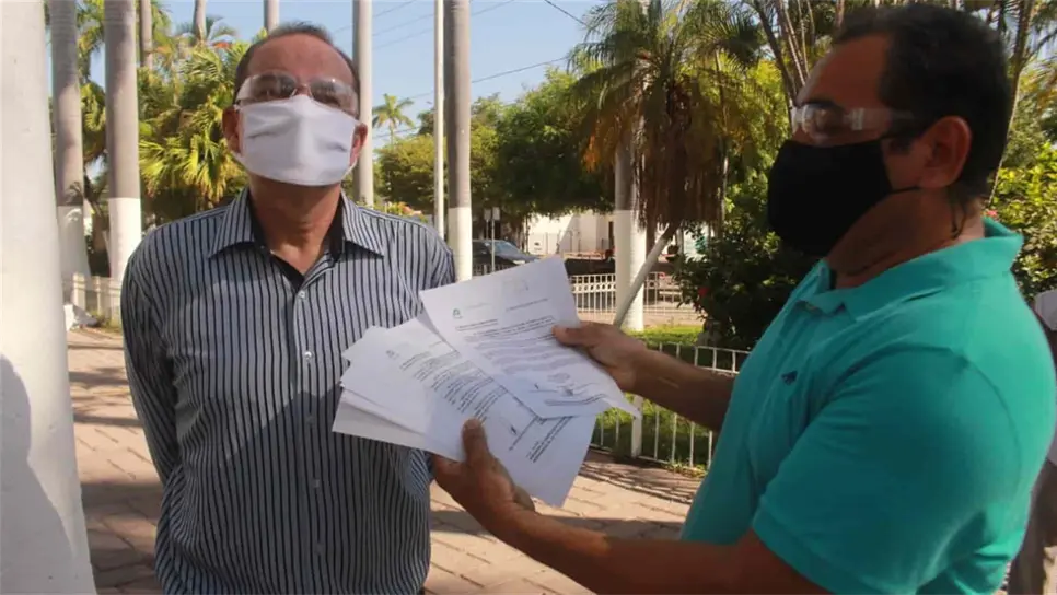 Se manifiestan comerciantes en Palacio Municipal de Ahome