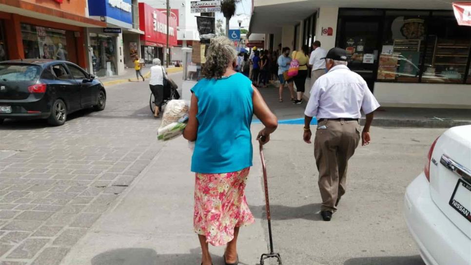 Abuelita arriesga su salud al ir en busca de apoyo al Ayuntamiento de Mazatlán