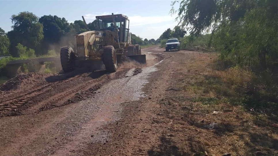 Rehabilitan caminos a comunidades de Ahome previo a las lluvias