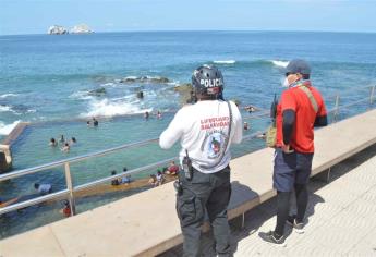 Rescatan salvavidas a cinco bañistas en Mazatlán