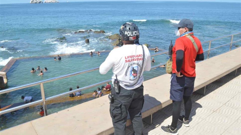 Rescatan salvavidas a cinco bañistas en Mazatlán