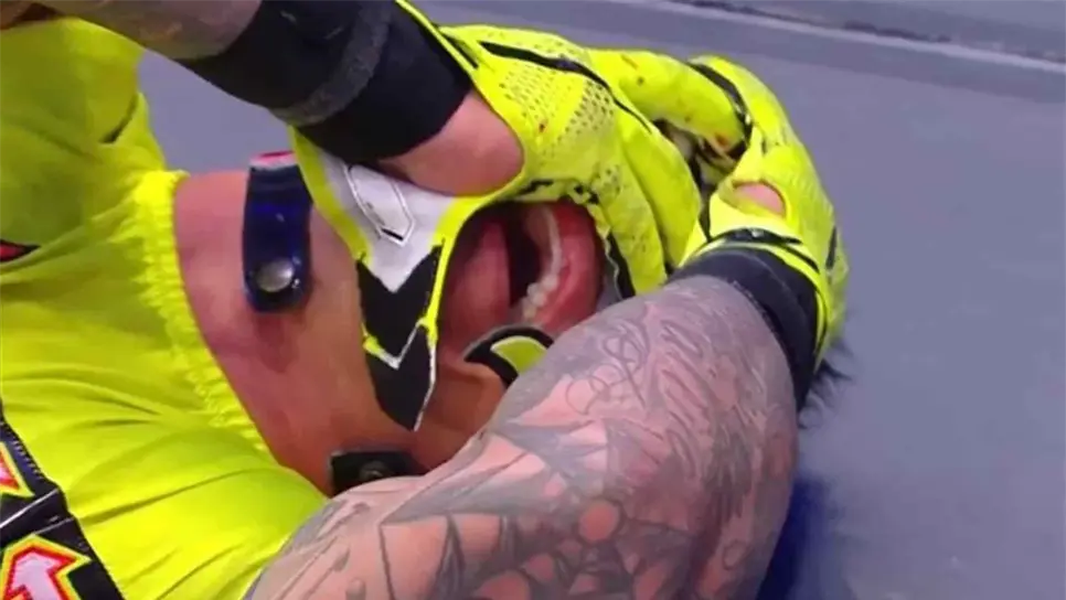 Seth Rollins le saca un ojo a Rey Mysterio