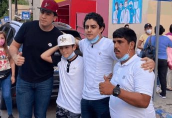 En medio de críticas por gorras, youtuber visita y ayuda a enfermos del Pediátrico