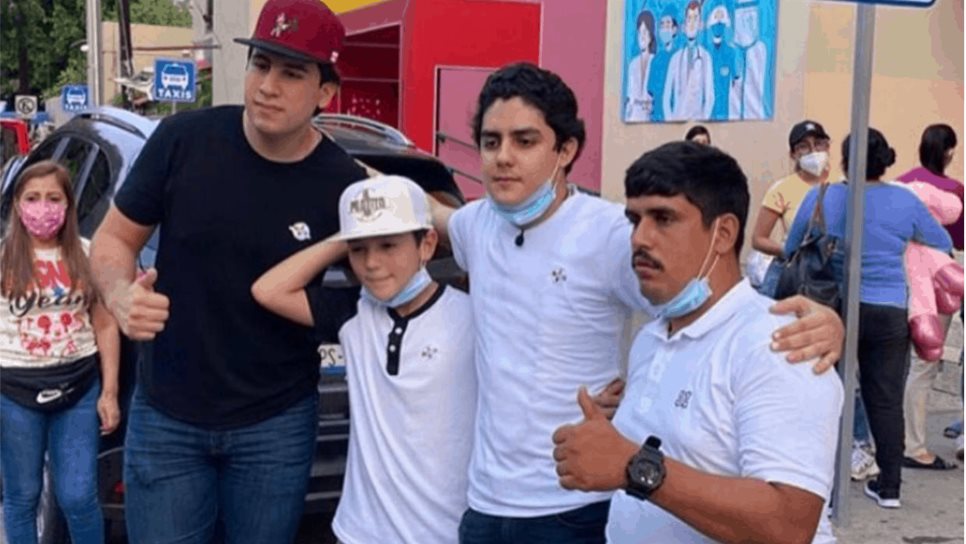 En medio de críticas por gorras, youtuber visita y ayuda a enfermos del Pediátrico