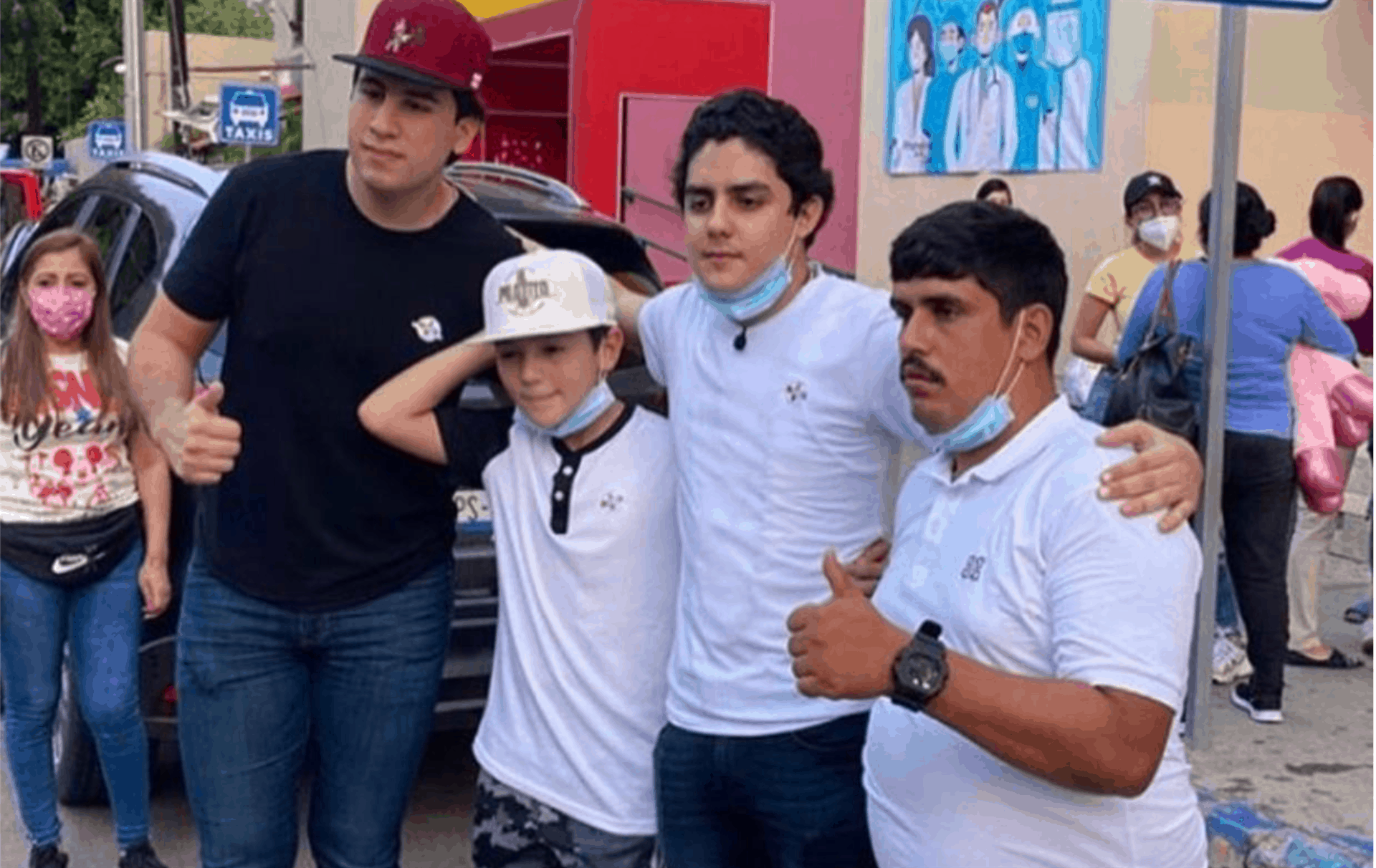 En medio de críticas por gorras, youtuber visita y ayuda a enfermos del Pediátrico