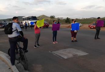 Bloquean colonos avenida por falta de agua potable