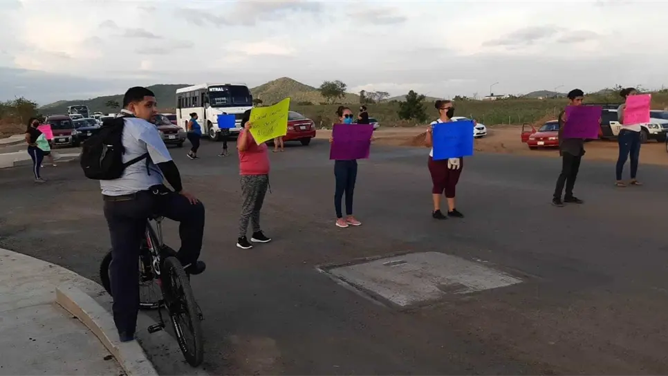 Bloquean colonos avenida por falta de agua potable