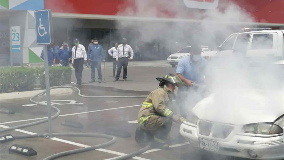 Incendio de vehículo estacionado en plaza comercial moviliza a cuerpos de rescate de Los Mochis