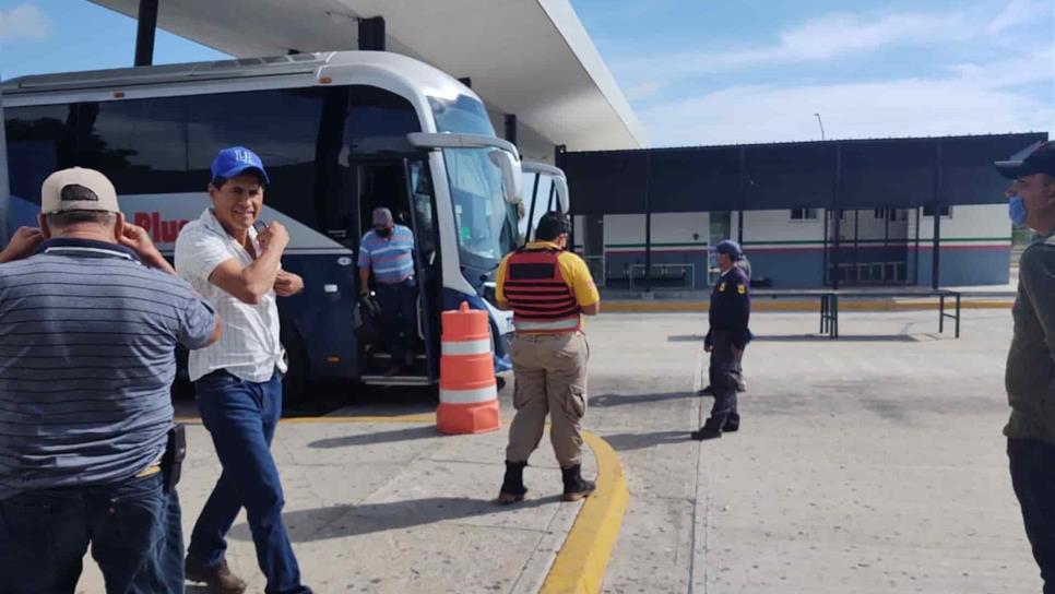 Revisan autobuses de pasajeros a la entrada sur del estado ante Covid-19