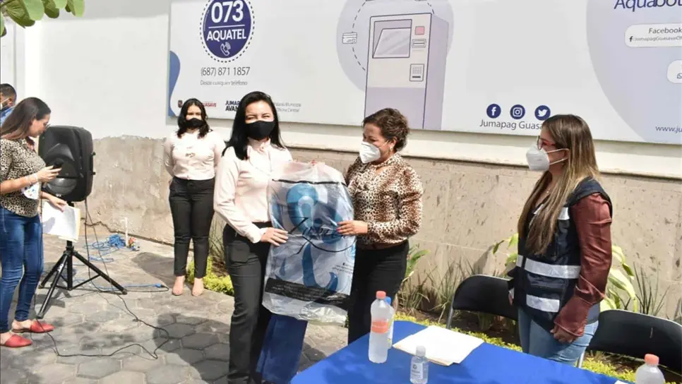 Alcaldesa de Guasave entrega uniformes a personal de la Jumapag