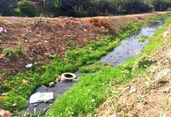 Ciudadanos siguen tirando basura a los drenes