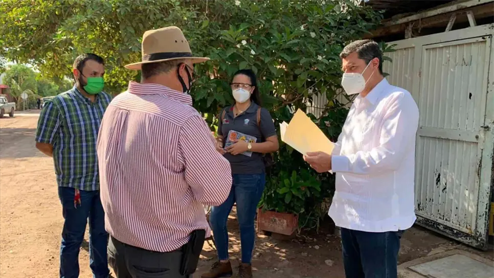 Familias de la Ferrusquilla reciben visita del alcalde de Ahome